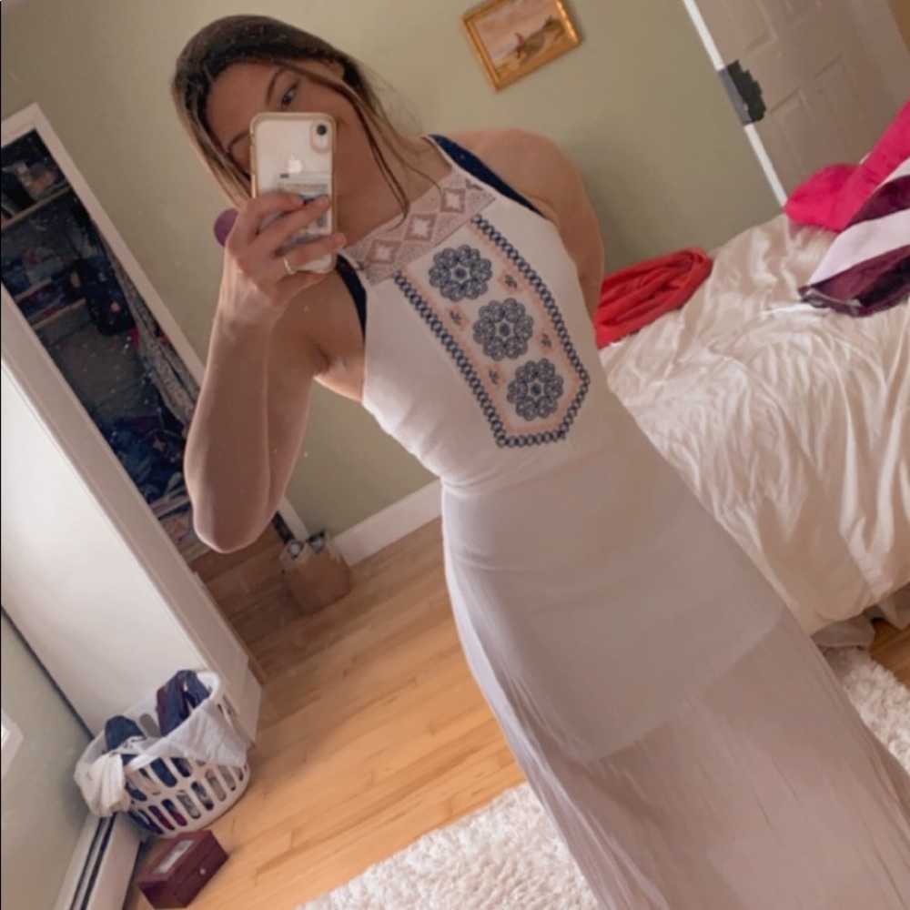 Super cute maxi dress never worn